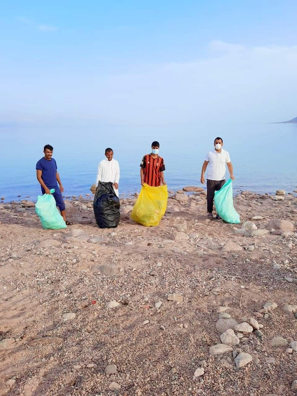 شباب جنوب سيناء يطهرون شواطئ نويبع من المخلفات (2)