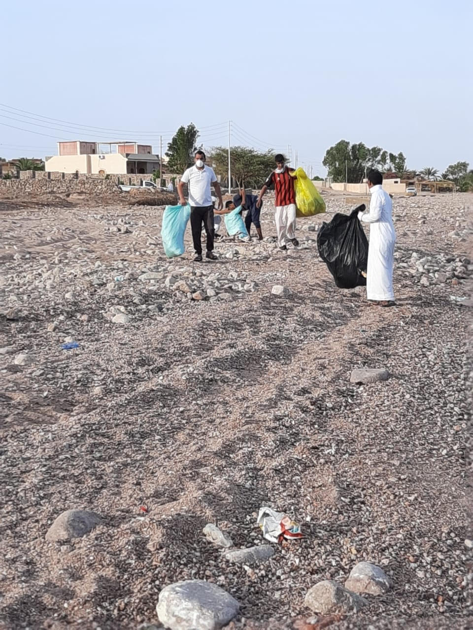 شباب جنوب سيناء يطهرون شواطئ نويبع من المخلفات (1)