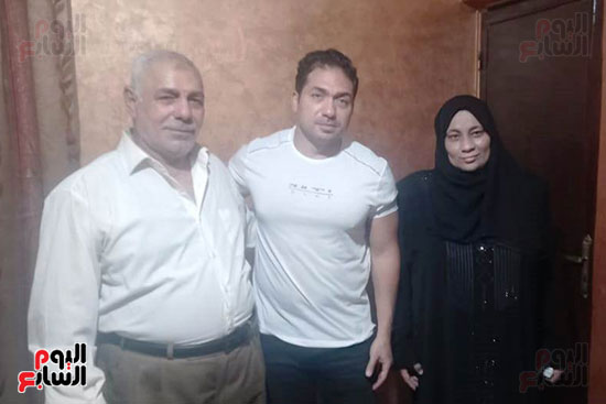 الفنان محمد حمدى مع والد ووالدة الشهيد خالد مغربي وصورة البطل 3