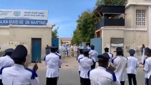 الشرطة الصومالية تعزف الموسيقى