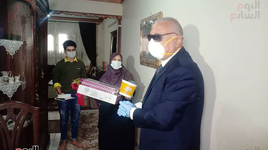 أسرة الدكتور ياسر عثمان بالإسكندرية تتسلم هدية الرئيس (2)