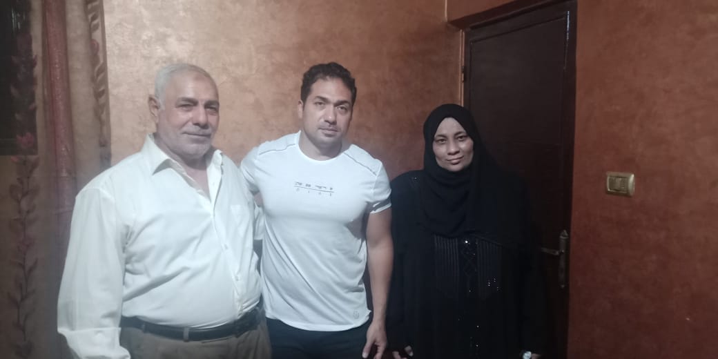 الفنان محمد حمدى مع والد ووالدة الشهيد خالد مغربي وصورة البطل 6 الفنان محمد حمدى مع والد ووالدة الشهيد خالد مغربي وصورة البطل 6