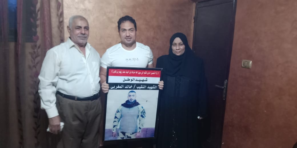 الفنان محمد حمدى مع والد ووالدة الشهيد خالد مغربي وصورة البطل 5 الفنان محمد حمدى مع والد ووالدة الشهيد خالد مغربي وصورة البطل 5