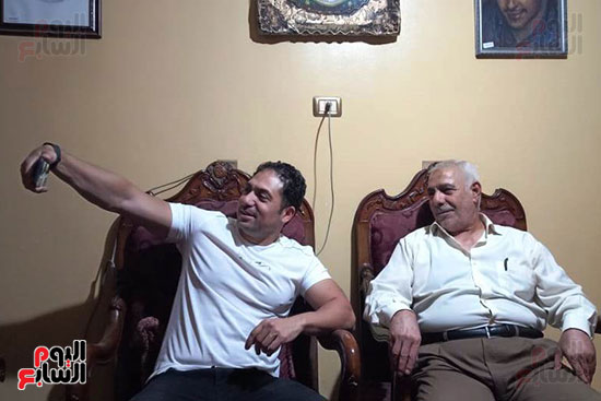الفنان محمد حمدي يلتقط سيلفى مع والد الشهيد مغربي