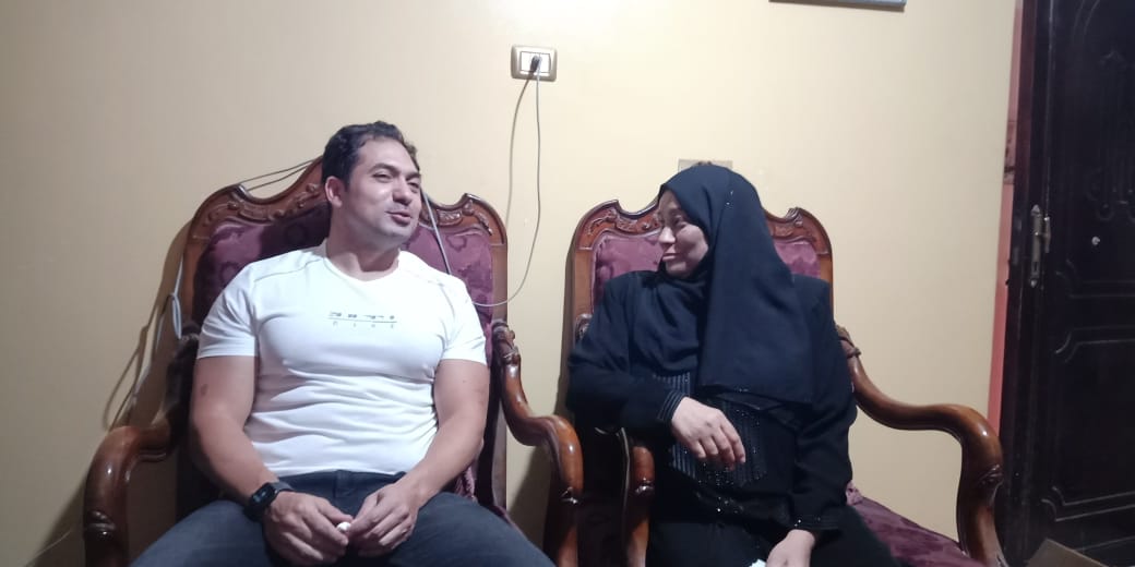 الفنان محمد حمدى مع والدة الشهيد خالد مغربي