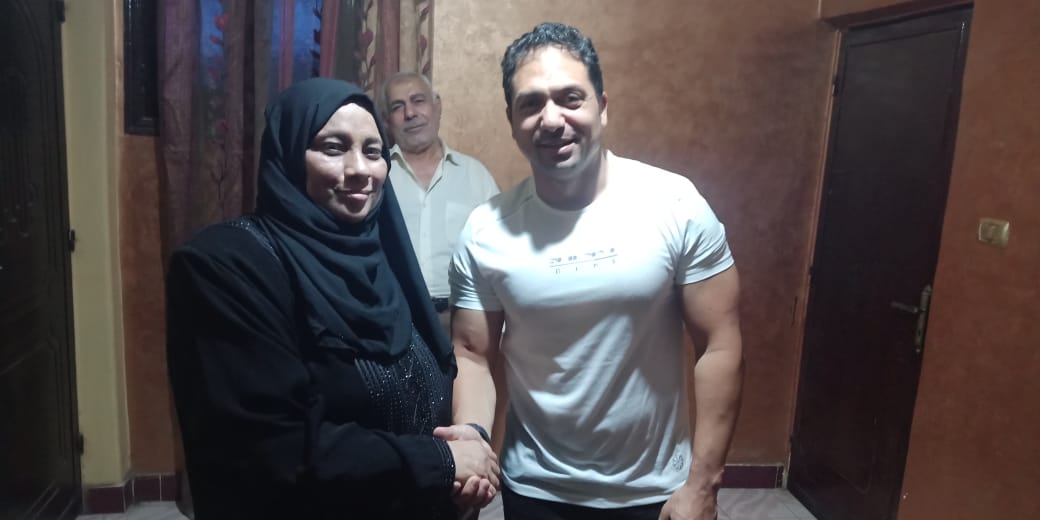 الفنان محمد حمدي مع والدة الشهيد خالد مغربي  3
