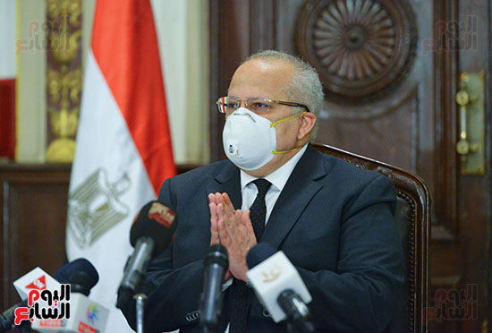  رئيس جامعة القاهرة يكرم أسرة شهيد الجيش الأبيض بقصر العينى (2)