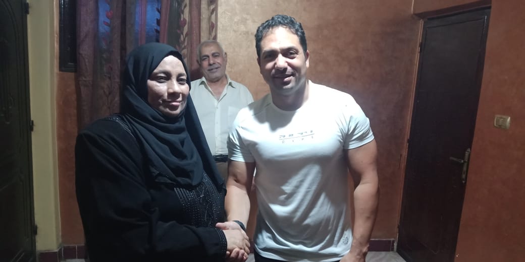 الفنان محمد حمدي مع والدة الشهيد خالد مغربي  2