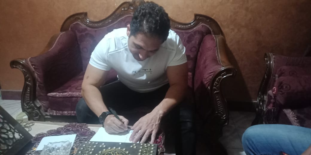 الفنان محمد حمدي يدون الرسالة الفنان محمد حمدي يدون الرسالة