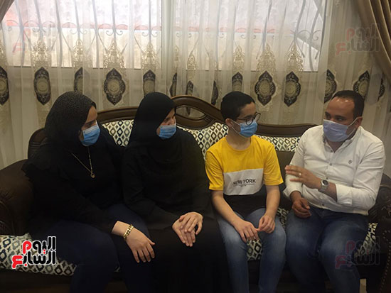  أسرة الدكتور أحمد اللواح فى بورسعيد تتسلم هدية السيسي (8)
