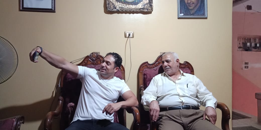 الفنان محمد حمدي يلتقط سيلفى مع والد الشهيد مغربي الفنان محمد حمدي يلتقط سيلفى مع والد الشهيد مغربي