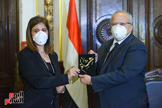  رئيس جامعة القاهرة يكرم أسرة شهيد الجيش الأبيض بقصر العينى (7)