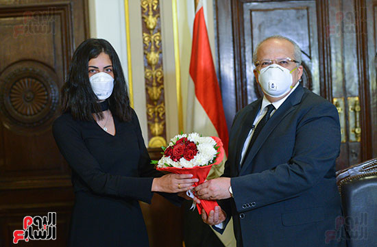  رئيس جامعة القاهرة يكرم أسرة شهيد الجيش الأبيض بقصر العينى (9)