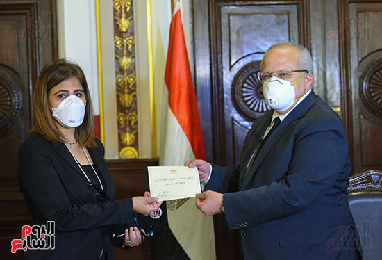  رئيس جامعة القاهرة يكرم أسرة شهيد الجيش الأبيض بقصر العينى (4)