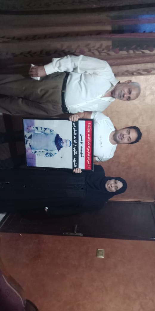 الفنان محمد حمدى مع والد ووالدة الشهيد خالد مغربي وصورة البطل 2 الفنان محمد حمدى مع والد ووالدة الشهيد خالد مغربي وصورة البطل 2