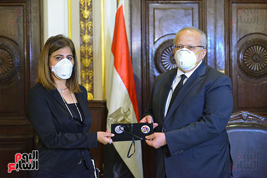  رئيس جامعة القاهرة يكرم أسرة شهيد الجيش الأبيض بقصر العينى (3)