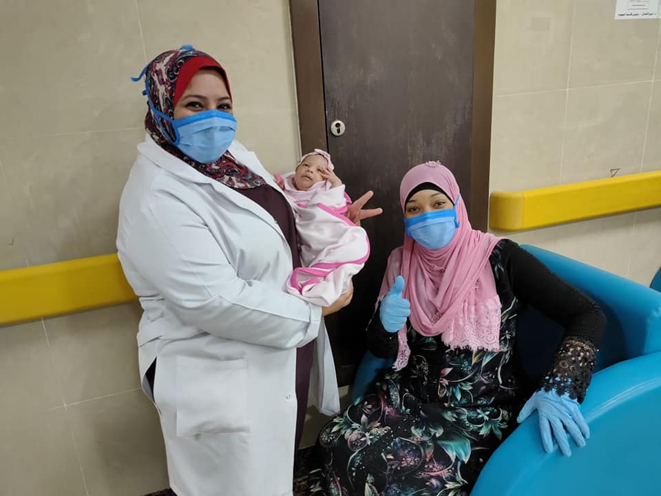 جانب من الاحتفال بخروج أول مولودة بالمستشفى جانب من الاحتفال بخروج أول مولودة بالمستشفى