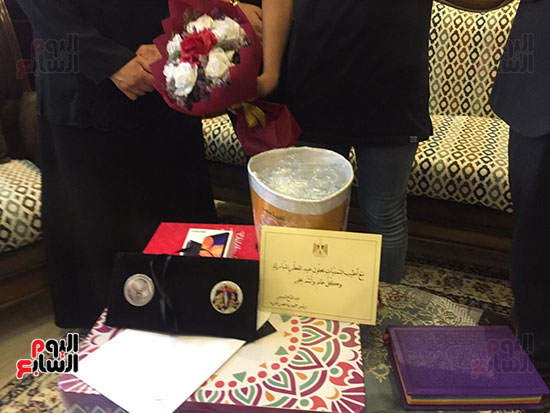  أسرة الدكتور أحمد اللواح فى بورسعيد تتسلم هدية السيسي (3)