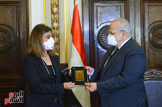  رئيس جامعة القاهرة يكرم أسرة شهيد الجيش الأبيض بقصر العينى (6)