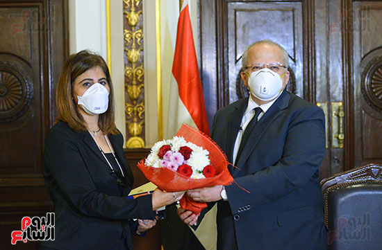 رئيس جامعة القاهرة يكرم أسرة شهيد الجيش الأبيض بقصر العينى (5)