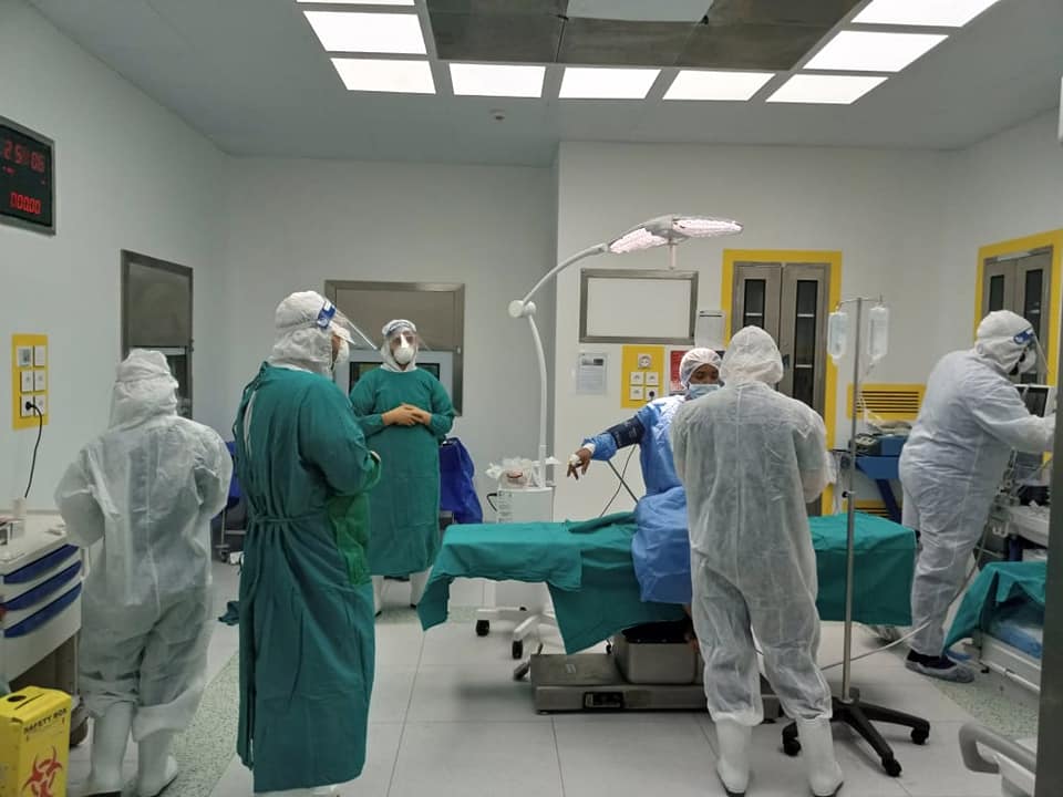 جانب من عملية الولادة داخل مستشفى العزل الصحى بإسنا