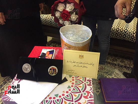  أسرة الدكتور أحمد اللواح فى بورسعيد تتسلم هدية السيسي (1)