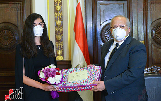  رئيس جامعة القاهرة يكرم أسرة شهيد الجيش الأبيض بقصر العينى (11)