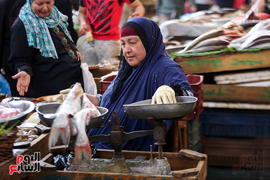 الاقبال على سوق السمك قبل العيد (4)