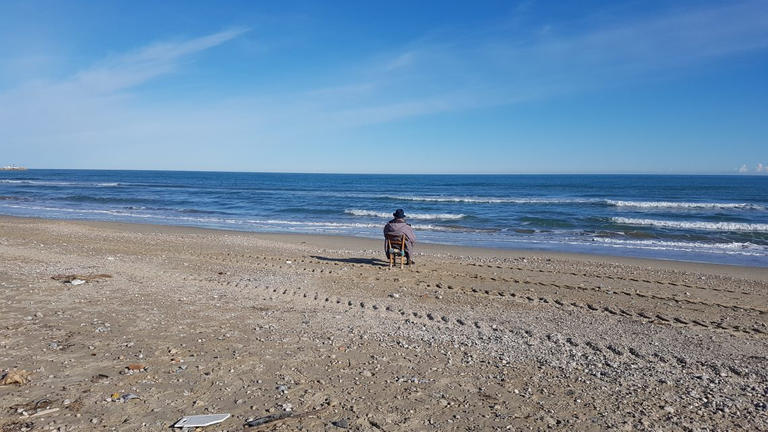 173-003907-grandfather-italy-lockdown-clean-beach-2