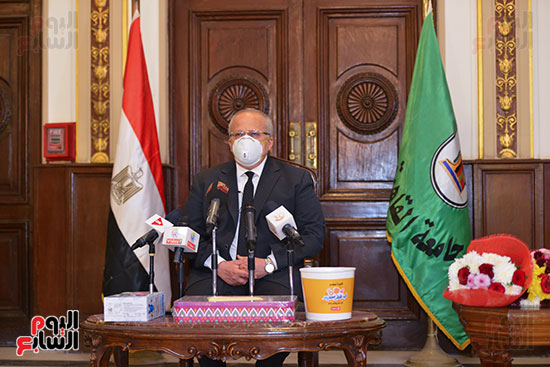  رئيس جامعة القاهرة يكرم أسرة شهيد الجيش الأبيض بقصر العينى (17)