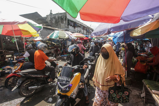 زحام على الأسواق فى إندونيسيا