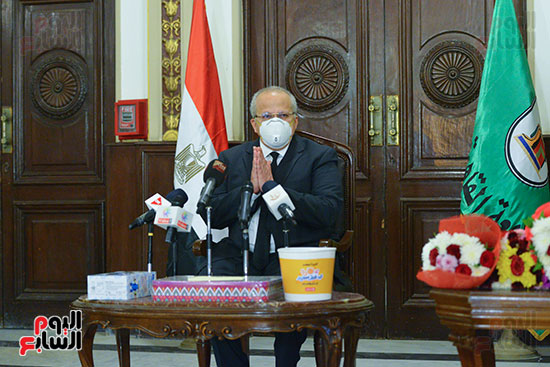  رئيس جامعة القاهرة يكرم أسرة شهيد الجيش الأبيض بقصر العينى (1)