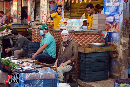 الاقبال على سوق السمك قبل العيد (5)