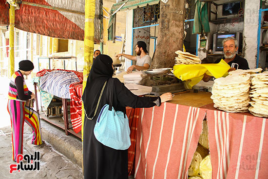 عملاء يشترون الرقاق قبل عيد الفطر