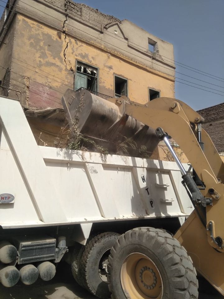 رفع كميات من المخلفات بمدينة إسنا رفع كميات من المخلفات بمدينة إسنا