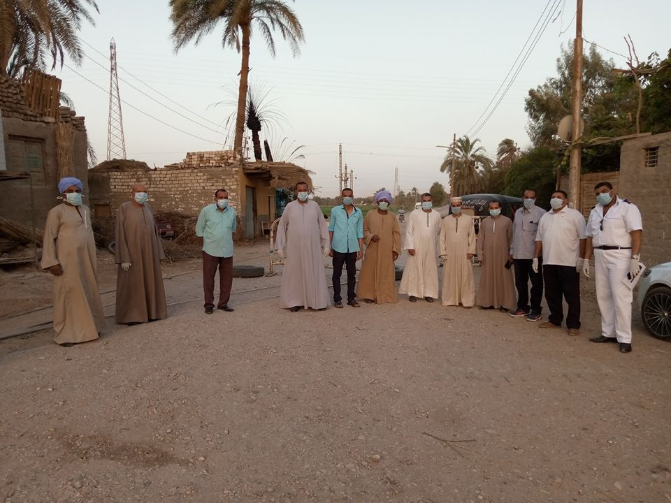 قيادات وعمد القرى خلال منع زيارات المقابر