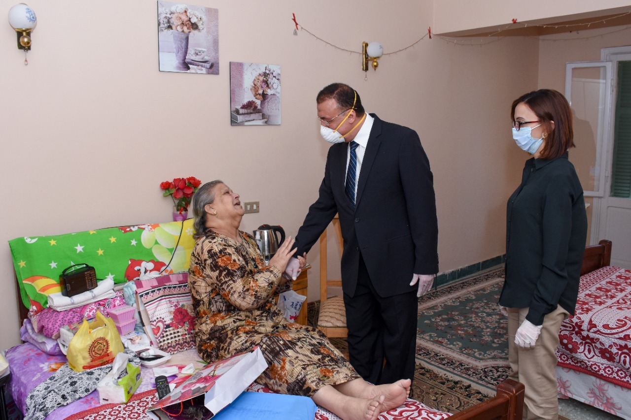 محافظ الاسكندرية يزور دور المسنين و الايتام (6)