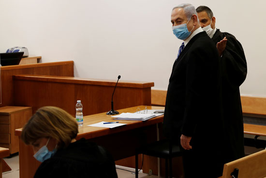 رئيس الوزراء الاسرائيلى يقف داخل قاعة المحكمة