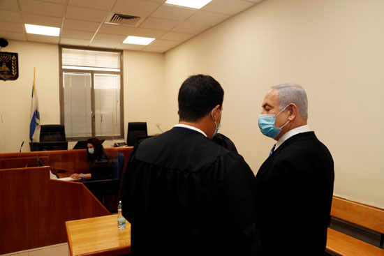 بنيامين نتنياهو يتحدث مع محاميه بقاعة المحكمة