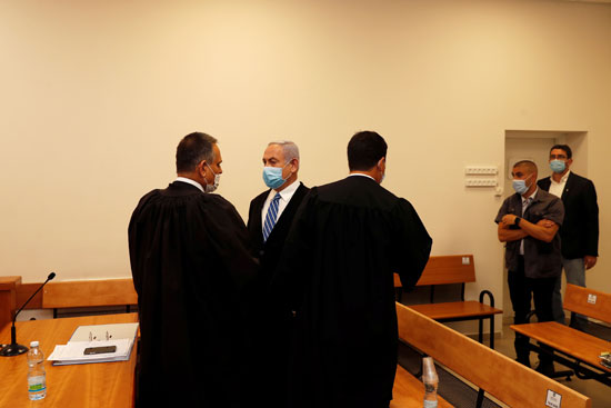 بنيامين نتنياهو يقف داخل قاعة المحكمة