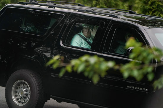 الرئيس الأمريكى يلوح لمودعيه بعد انتهاء مباراة الجولف