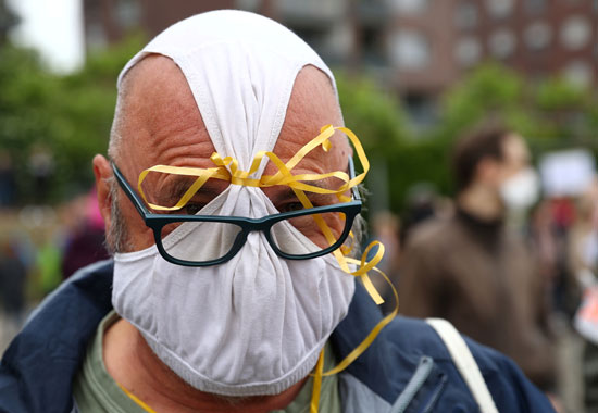 متظاهر يرتدي ملابس داخلية فى فرانكفورت