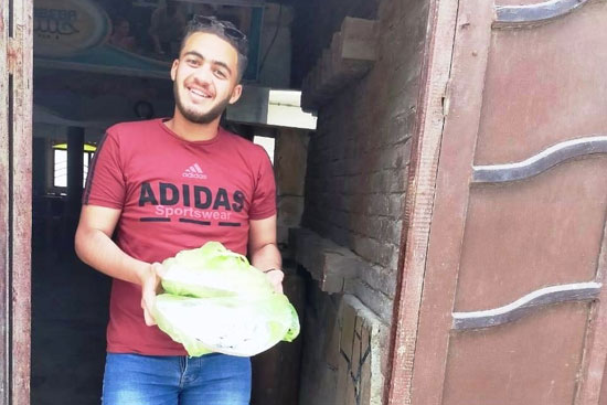 متطوعون شباب يهدون ملابس العيد للمستحقين فى مدينة العريش (5)