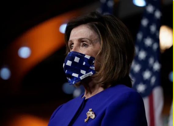 نانسى بيلوسى بكمامة متناسقة مع ملابسها 