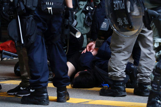 الشرطة تحتجز أحد المتظاهرين