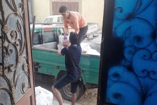 متطوعون شباب يهدون ملابس العيد للمستحقين فى مدينة العريش (6)