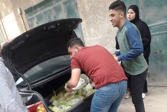 متطوعون شباب يهدون ملابس العيد للمستحقين فى مدينة العريش (1)