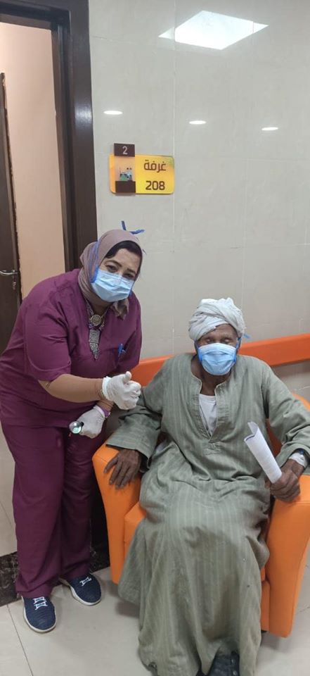 جانب من خروج مسن بعد تعافيه بالمستشفى