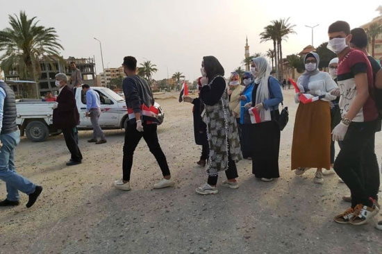 متطوعون شباب يهدون ملابس العيد للمستحقين فى مدينة العريش (9)