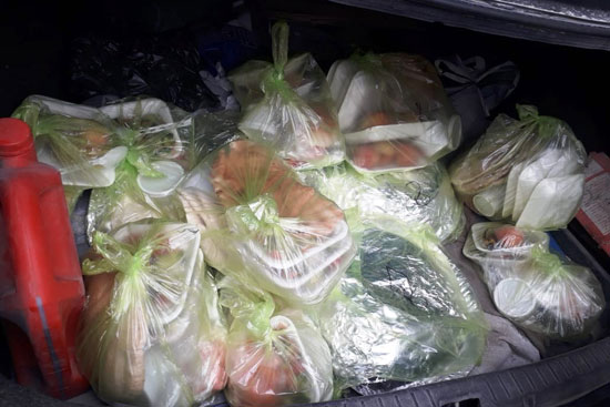 متطوعون شباب يهدون ملابس العيد للمستحقين فى مدينة العريش (2)